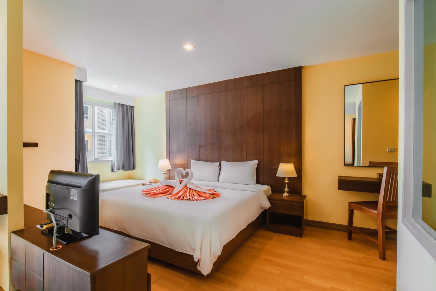 Deluxe Suite King City View